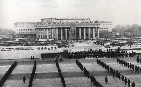 Фото В Новосибирске опубликованы кадры массовых ноябрьских митингов в СССР 3 - Сиб.ФМ Фото В Новосибирске опубликованы кадры массовых ноябрьских митингов в СССР 3